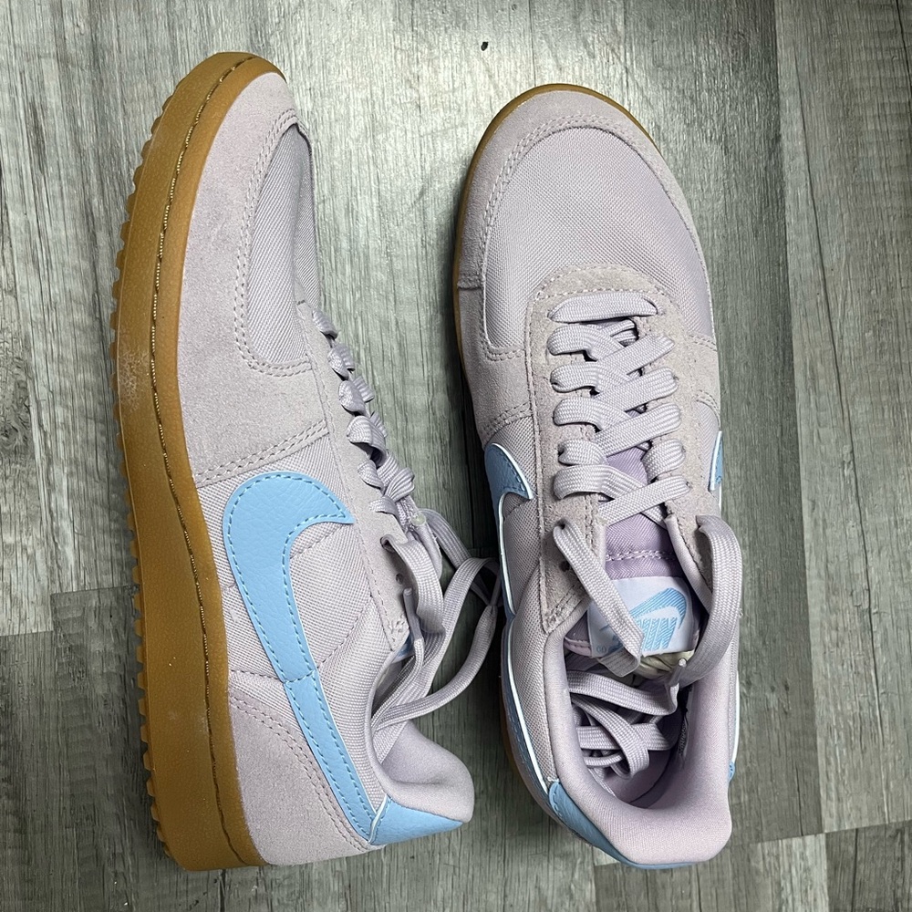 Nike Women's Sneakers in Lavender and Light Blue